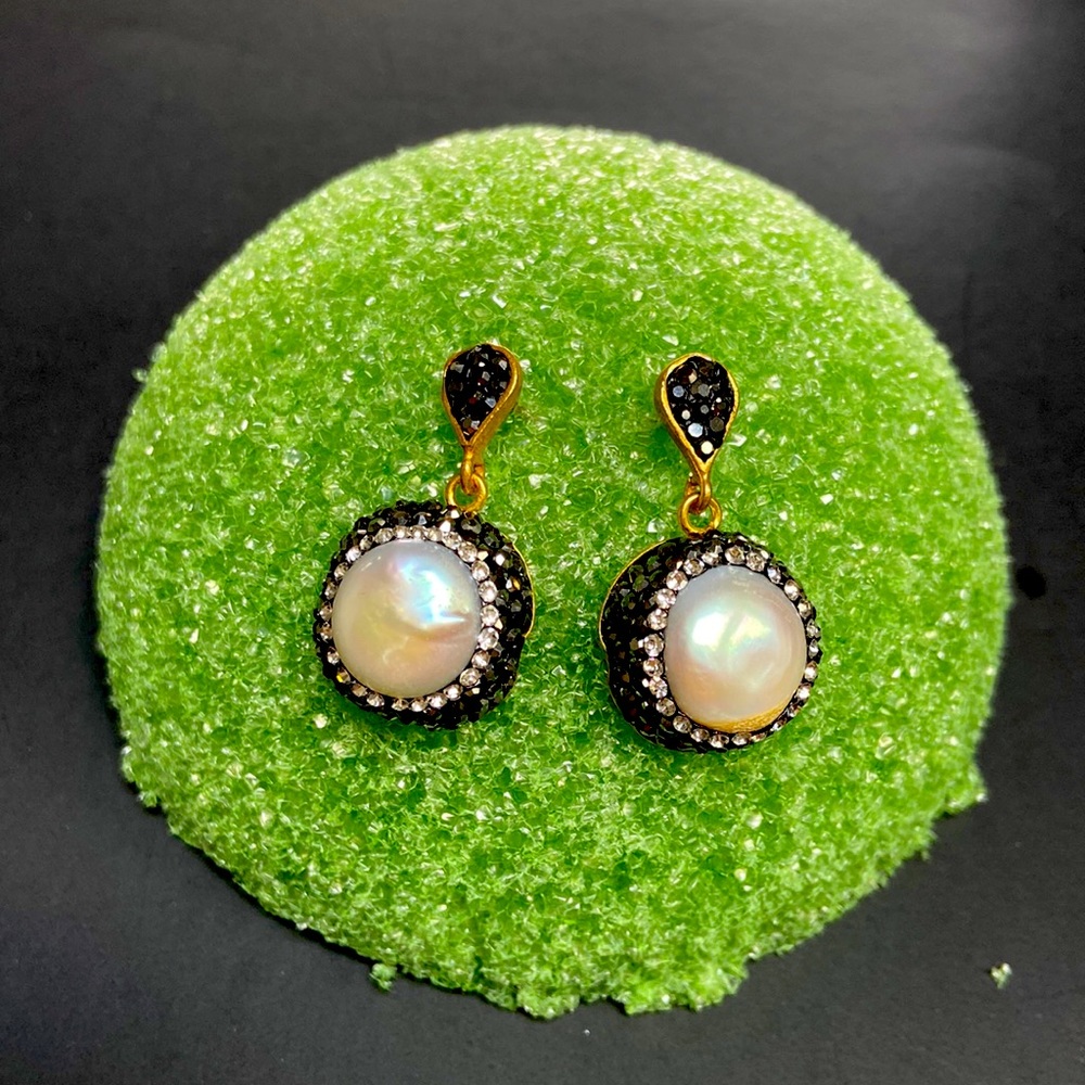 NWT  Mother of Pearl Round drop Earrings.